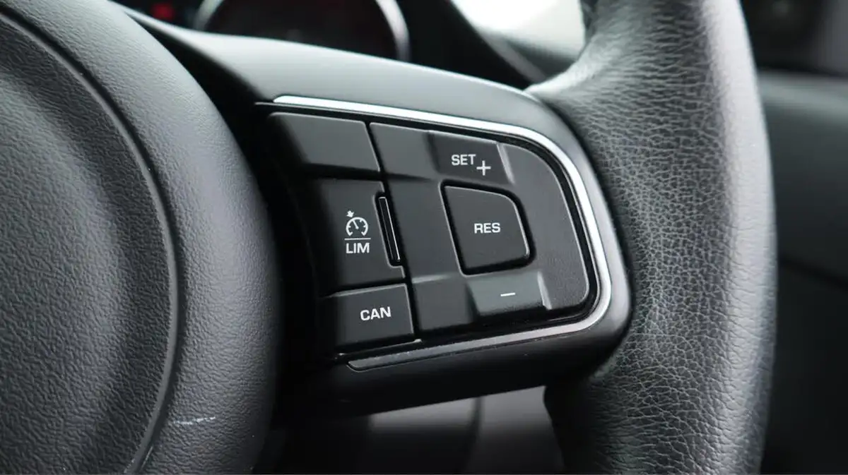 2019-jaguar-e-pace-20-i4d-150ps-big-25
