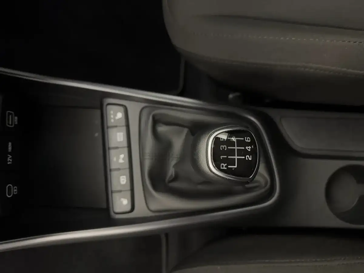 2024-hyundai-bayon-10-t-gdi-premium-100ps-two-tone-roof-big-16