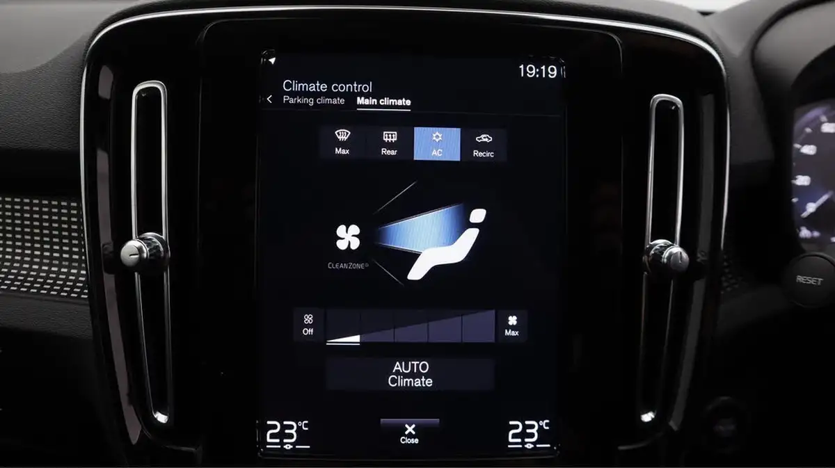 2022-volvo-xc40-20-b4-r-design-big-12