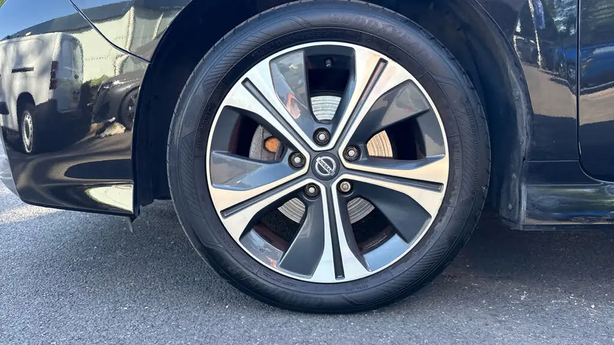 2020-nissan-leaf-e-tekna-big-15