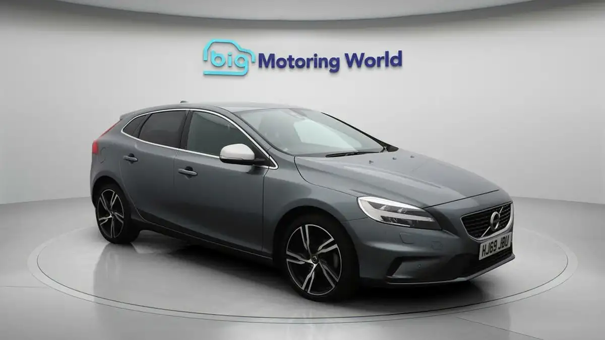 2019-volvo-v40-20-t2-r-design-edition-big-1