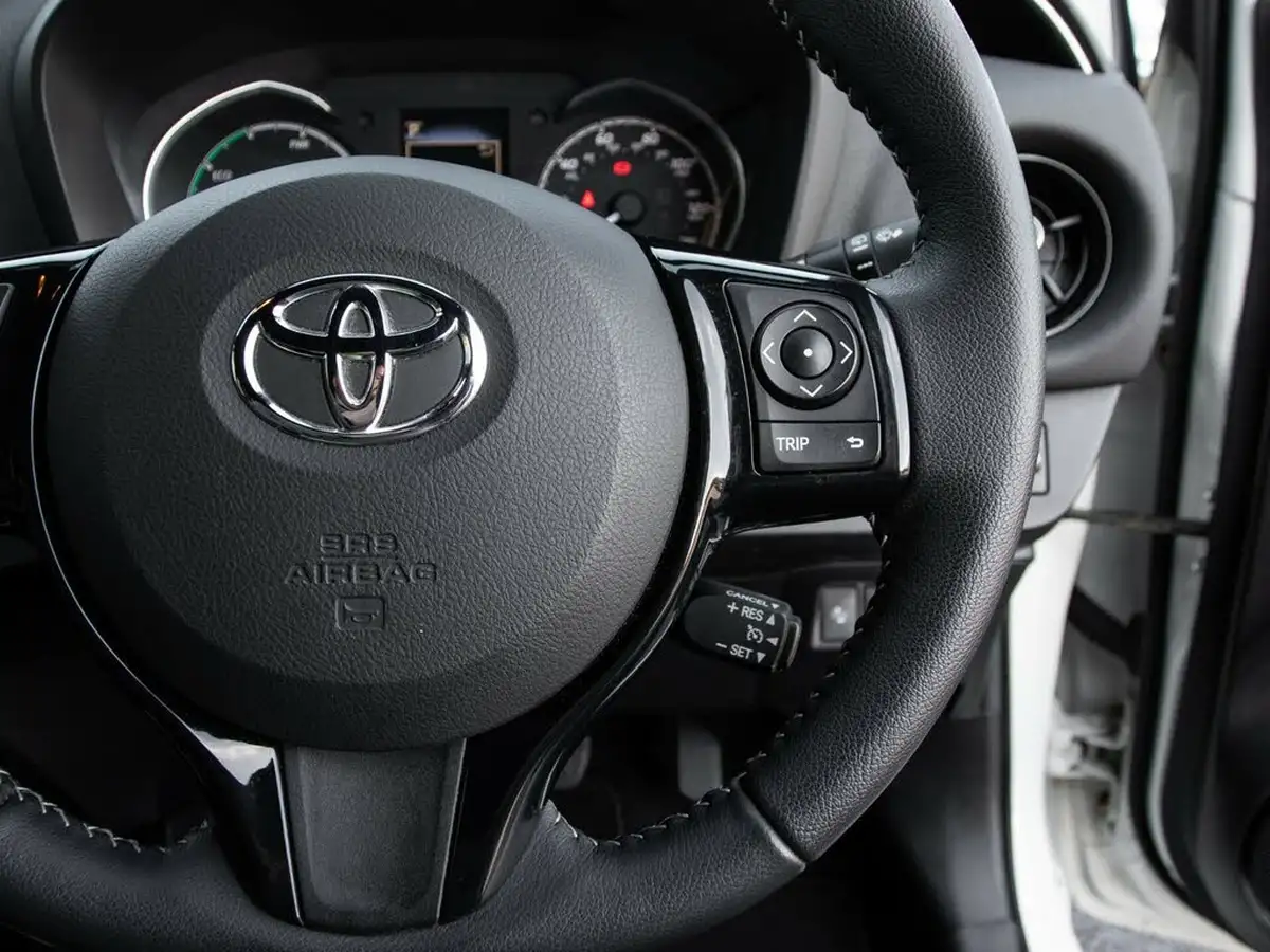 2018-toyota-yaris-15-vvt-i-grey-bi-tone-hybrid-big-19