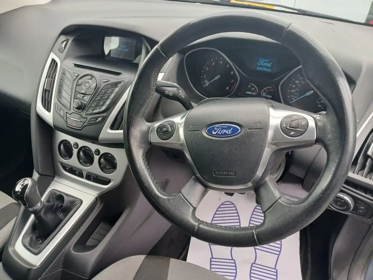 2013-ford-focus-10-zetec-100ps-hatchback-big-5
