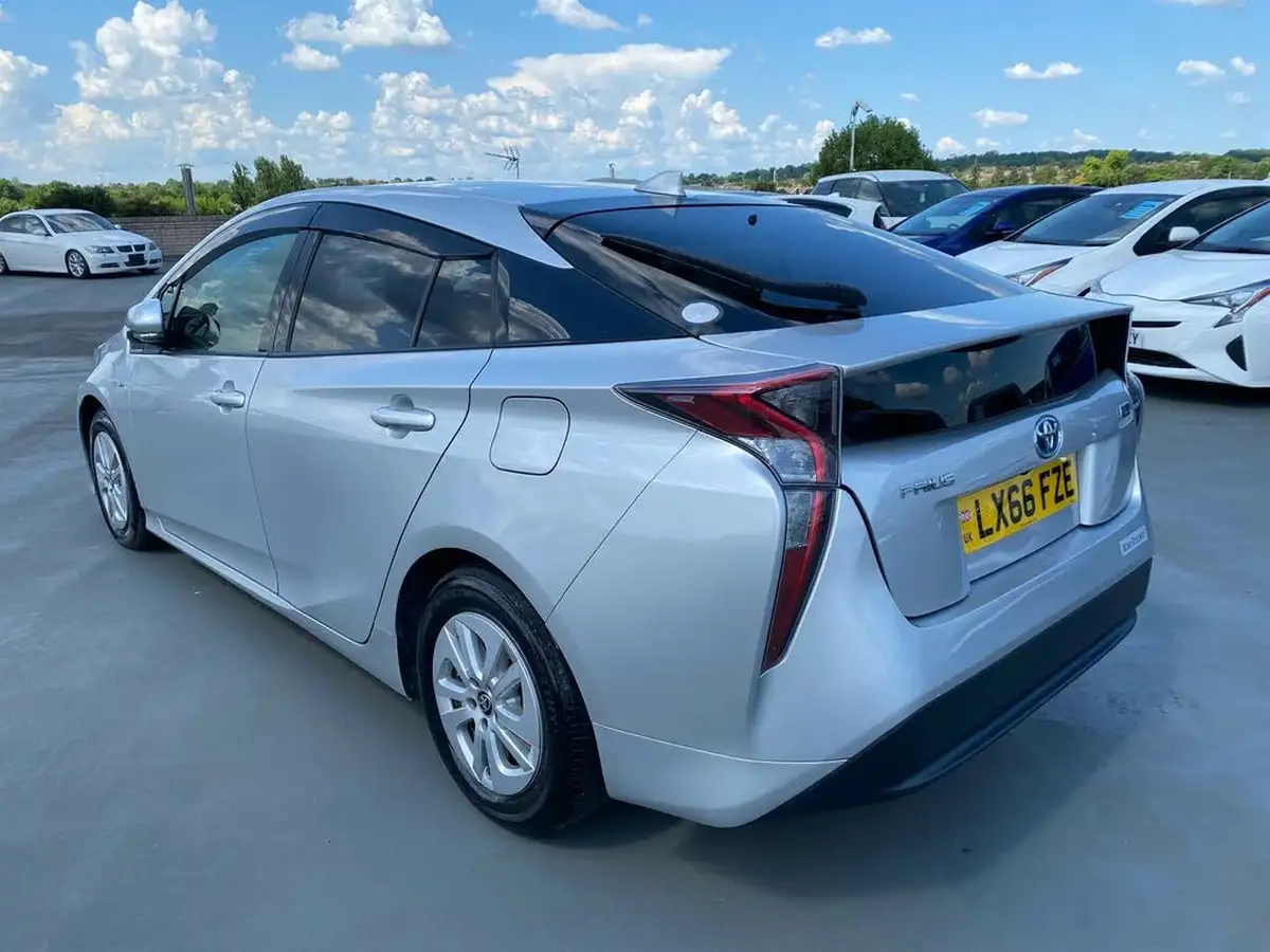 2017-toyota-prius-hybrid-big-14