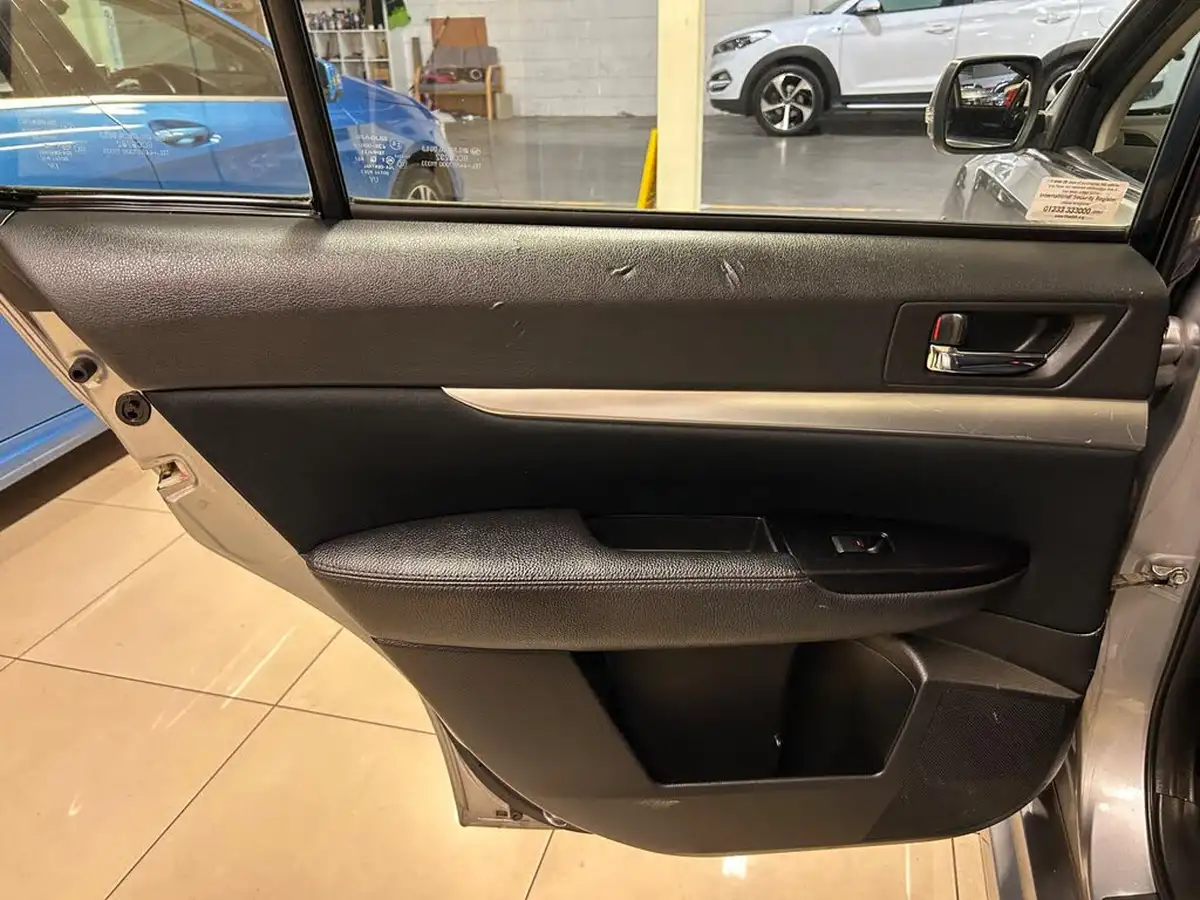 2011-subaru-legacy-20-es-lineartronic-big-25