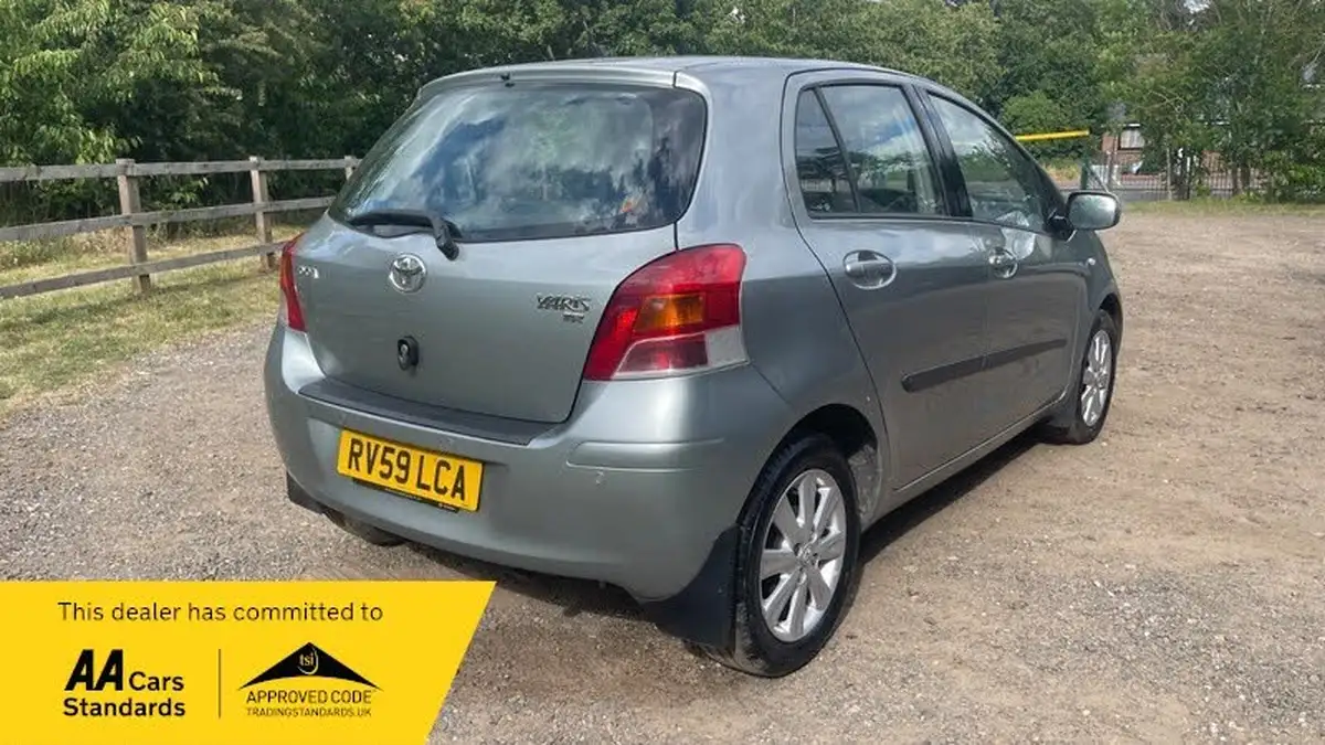 2009-toyota-yaris-133-tr-5d-mmt-big-4
