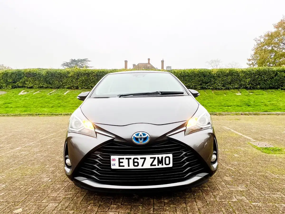 2017-toyota-yaris-15-vvt-i-icon-navi-hybrid-big-2