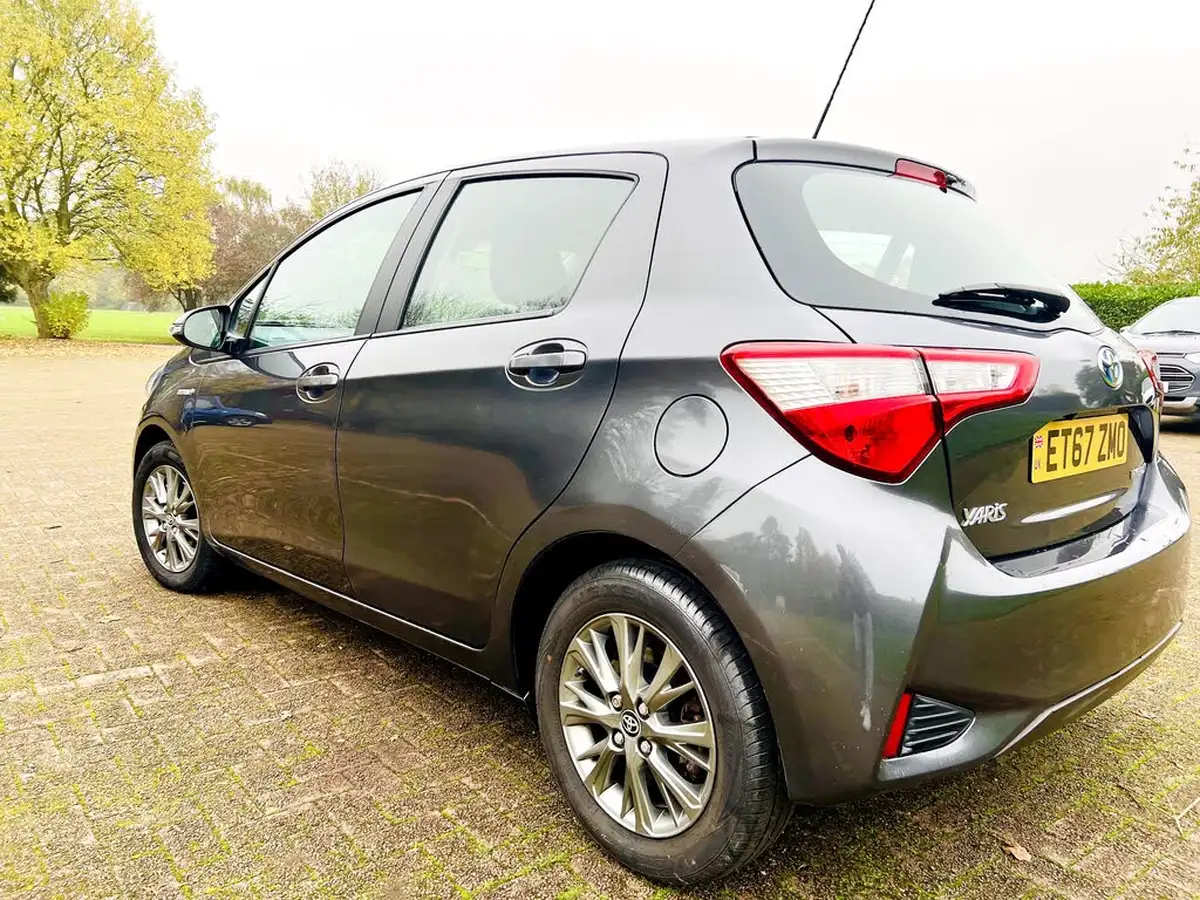2017-toyota-yaris-15-vvt-i-icon-navi-hybrid-big-6