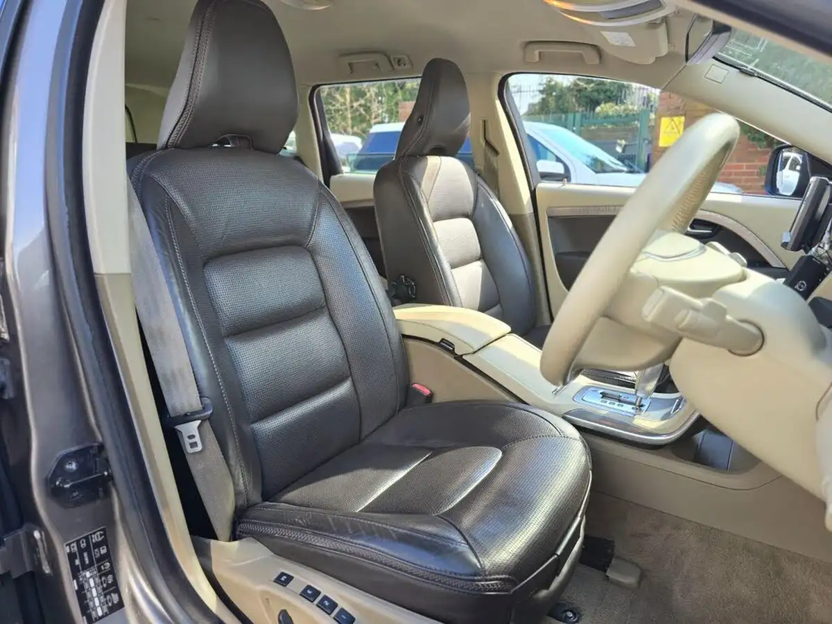 2011-volvo-xc70-30-t6-se-big-22