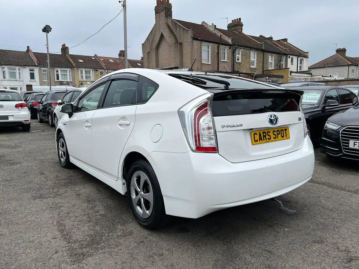 2014-toyota-prius-big-3