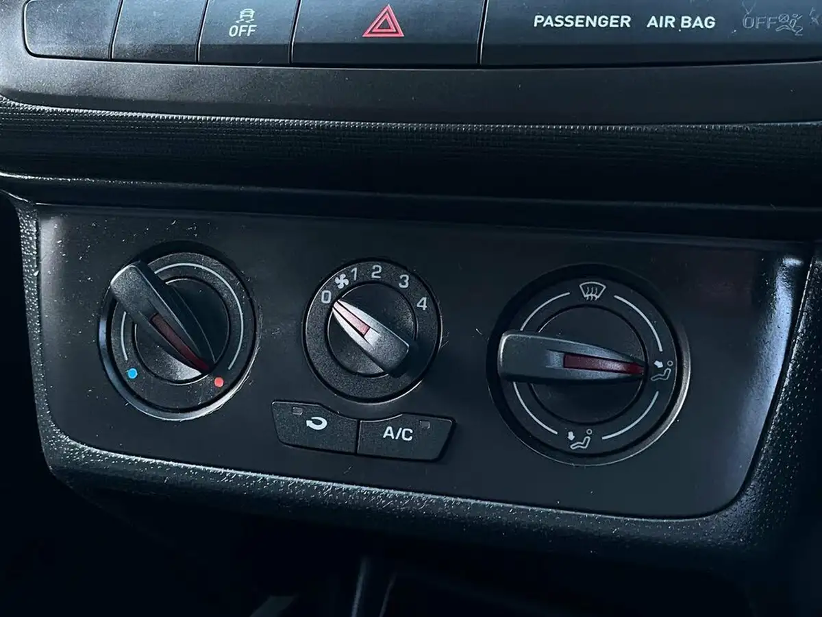 2015-seat-ibiza-14-toca-hatchback-5d-big-17
