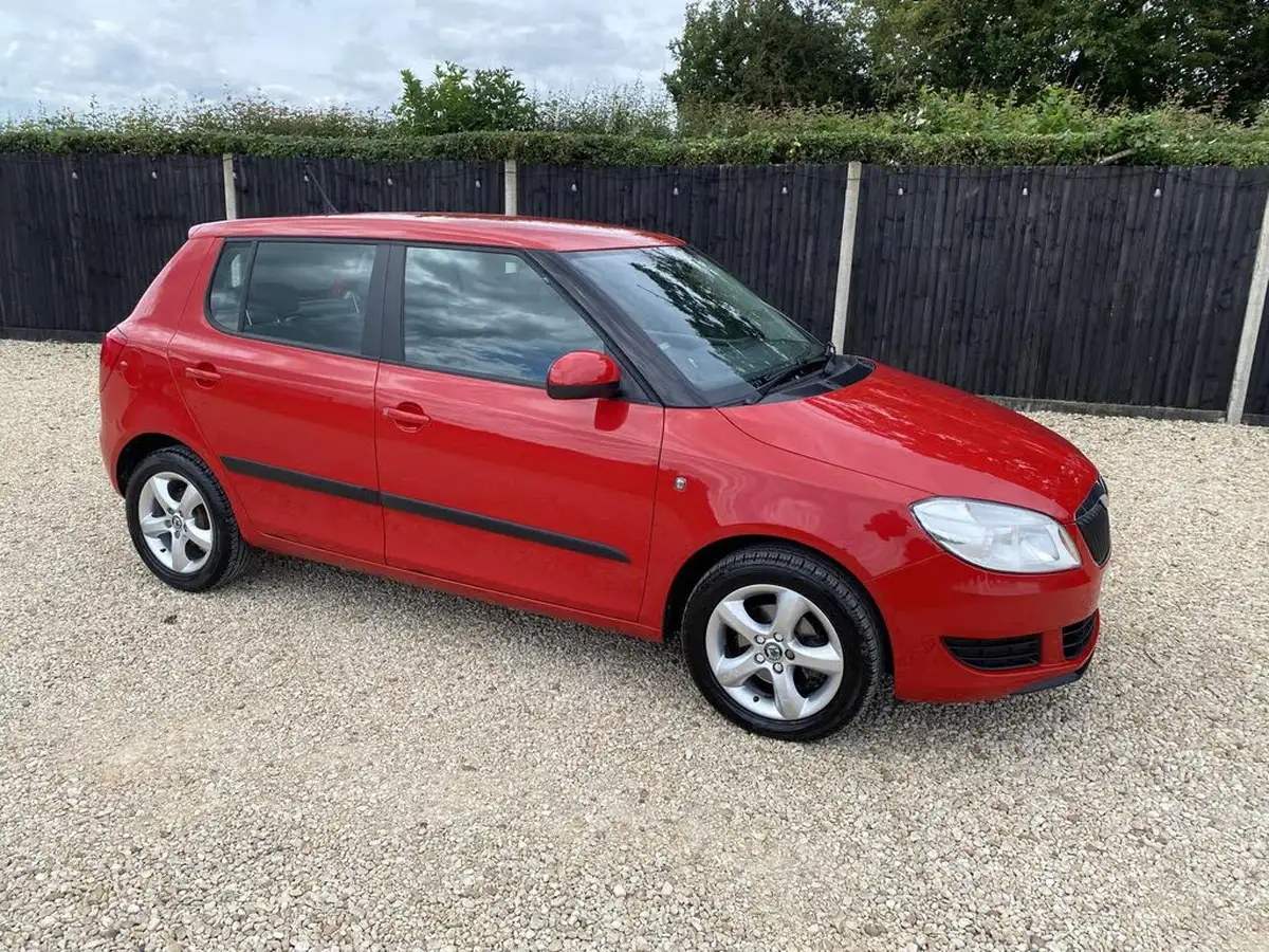 2012-skoda-fabia-14-se-mpi-85bhp-hatchback-big-0