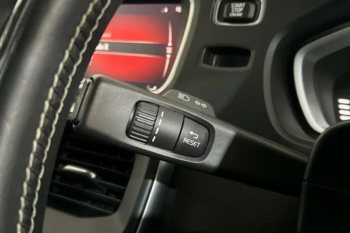 2018-volvo-v40-15-t3-r-design-nav-plus-big-25