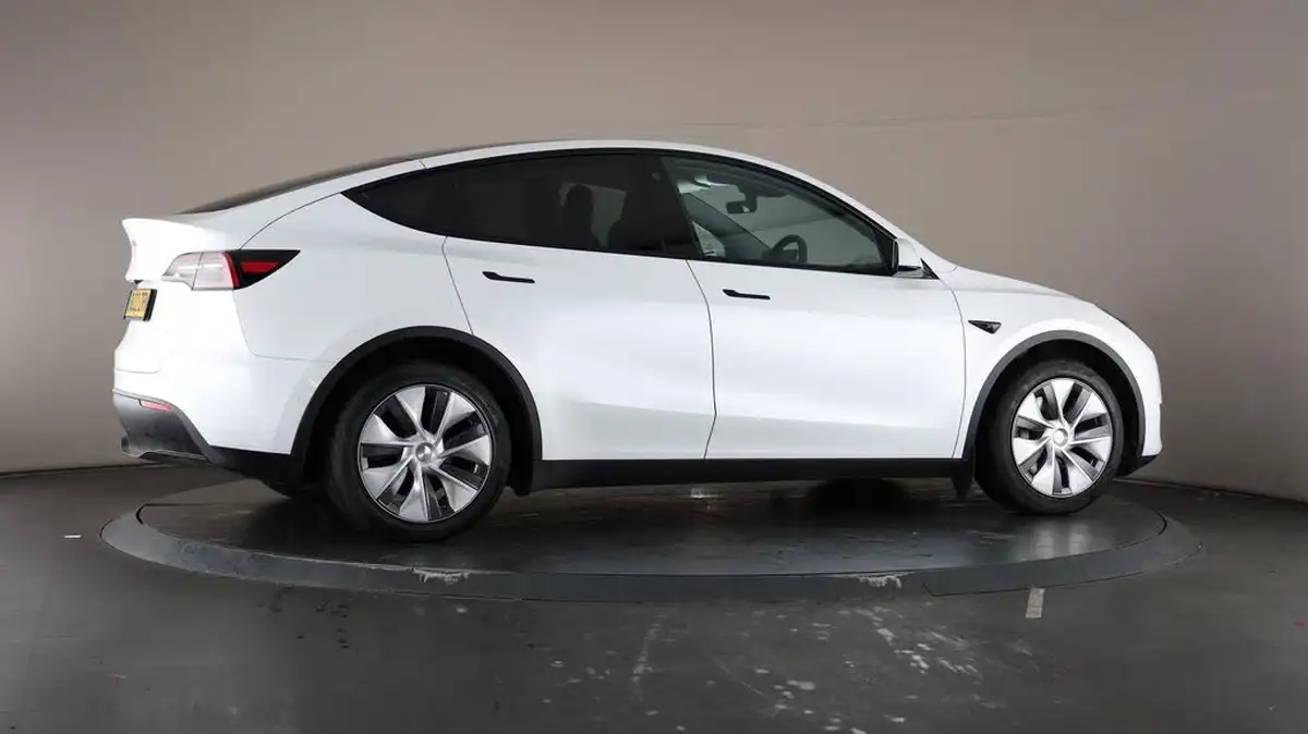 2022-tesla-model-y-e-long-range-big-64