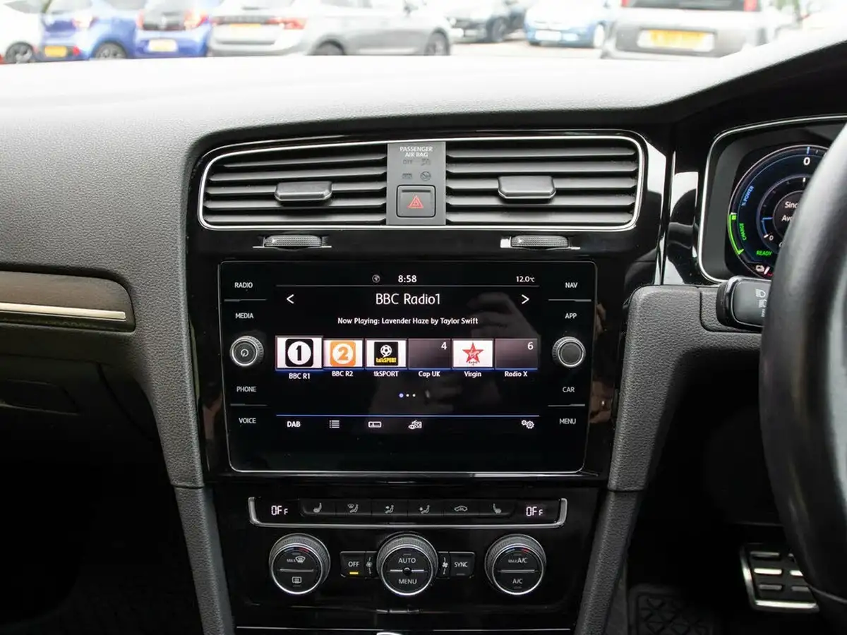 2020-volkswagen-golf-14-tsi-gte-advance-big-21