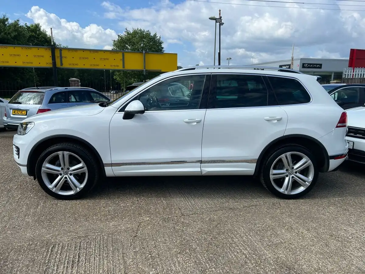 2017-volkswagen-touareg-30tdi-r-line-plus-262ps-ss-2967cc-big-3