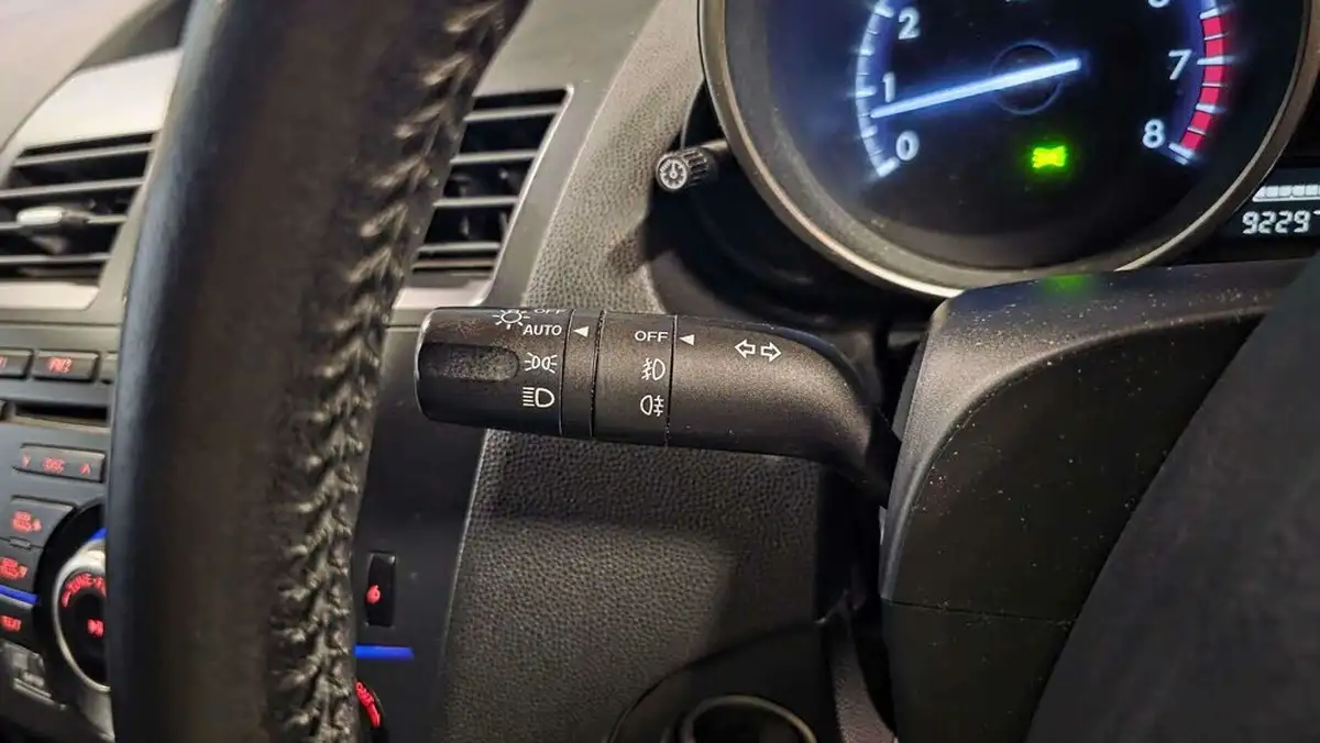 2012-mazda-mazda3-20-sport-navleather-big-23