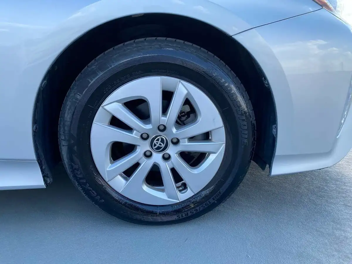 2017-toyota-prius-hybrid-big-42