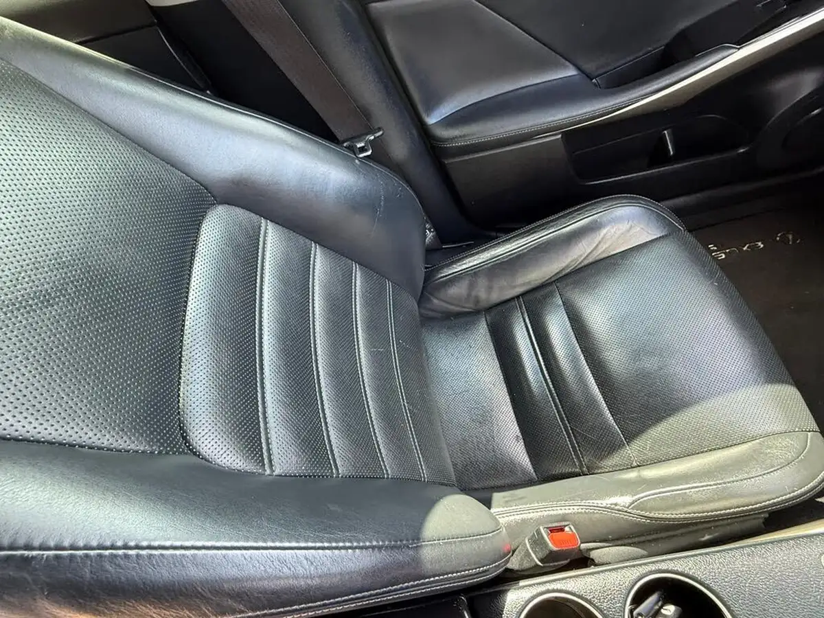 2015-lexus-is-300h-25-luxury-big-26