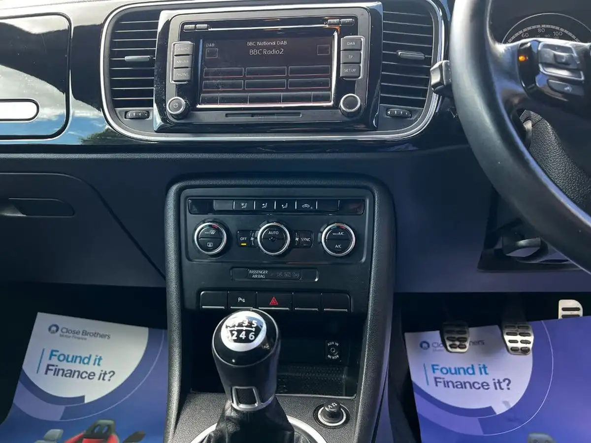 2013-volkswagen-beetle-20tdi-sport-hatchback-3d-big-13