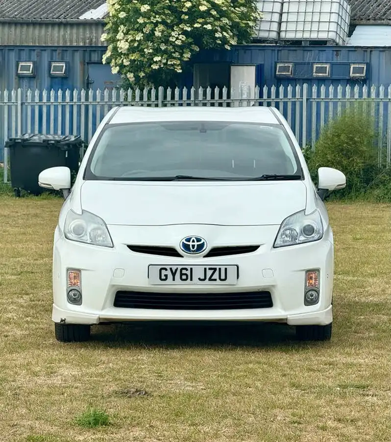 2011-toyota-prius-18-vvt-i-t-spirit-10th-anniversary-big-8