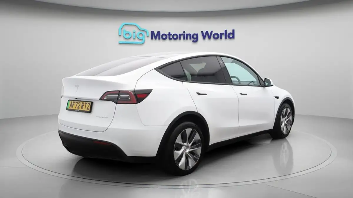 2022-tesla-model-y-e-long-range-big-7