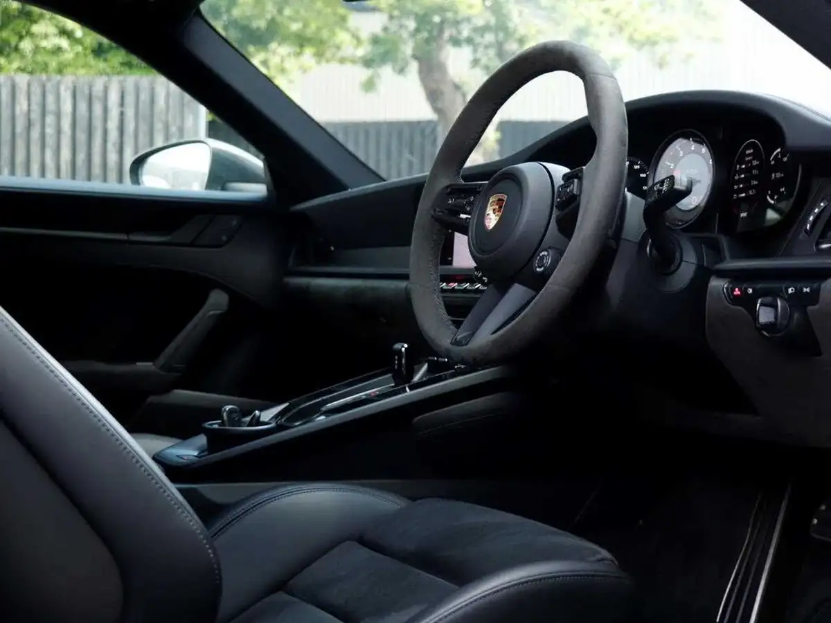 2022-porsche-911-30-carrera-4-gts-coupe-pdk-big-10