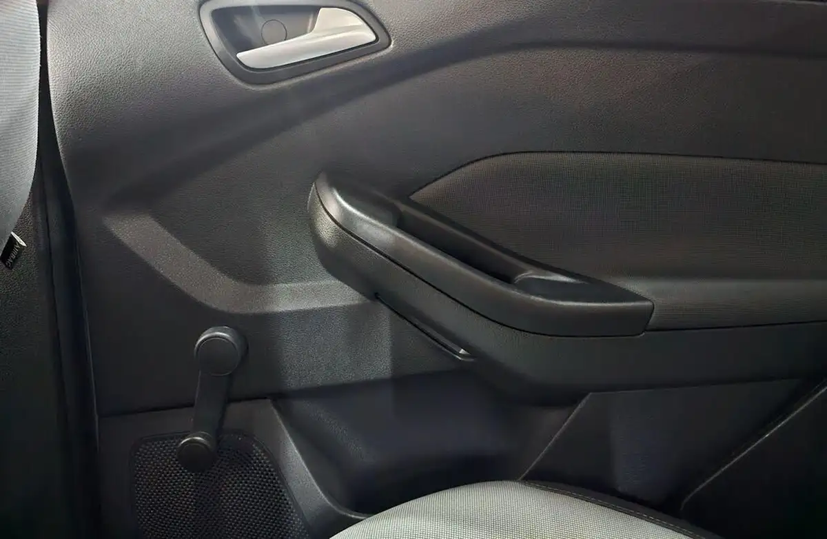 2012-ford-focus-10-zetec-100ps-hatchback-big-36