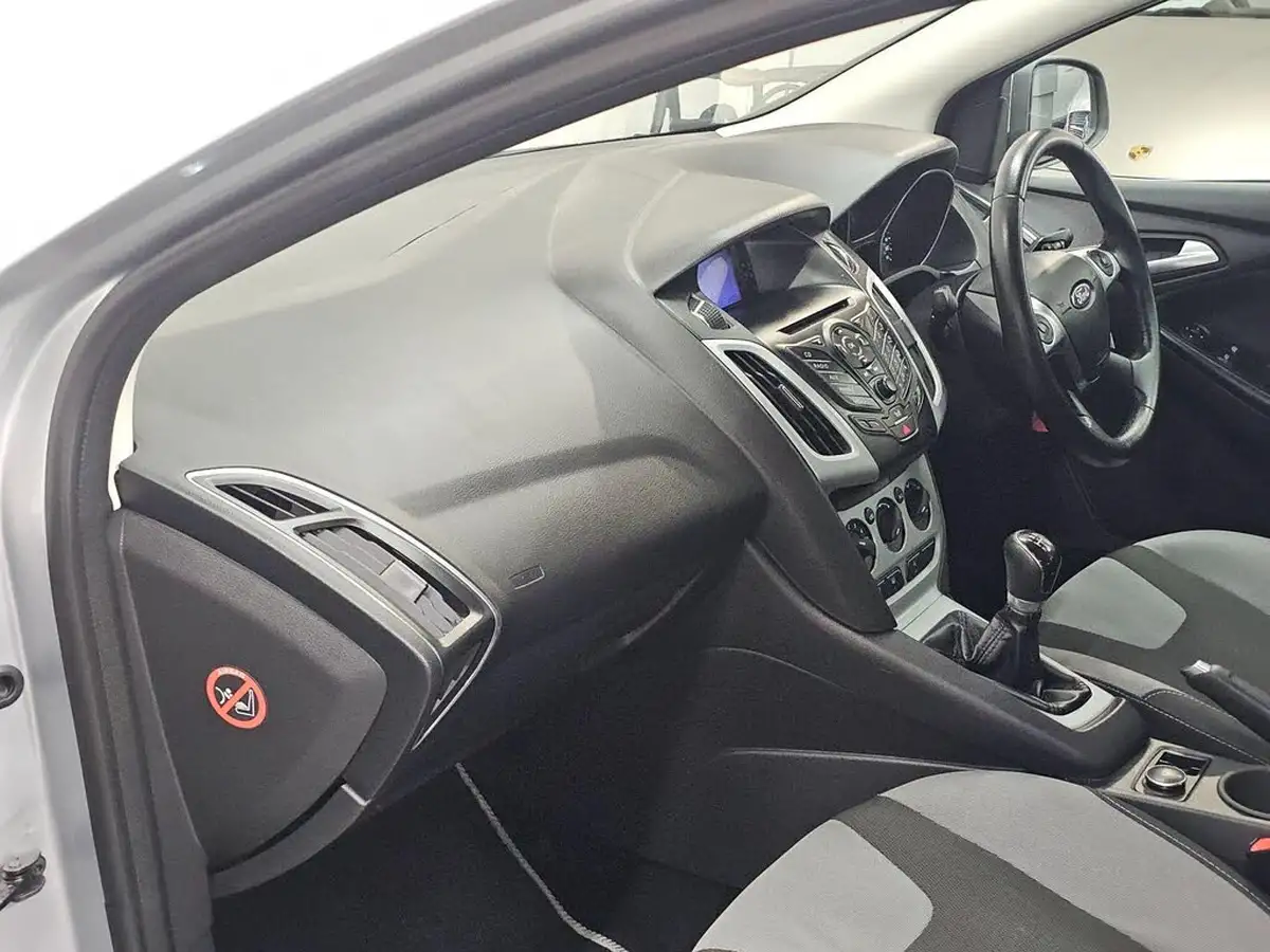 2012-ford-focus-10-zetec-100ps-hatchback-big-13