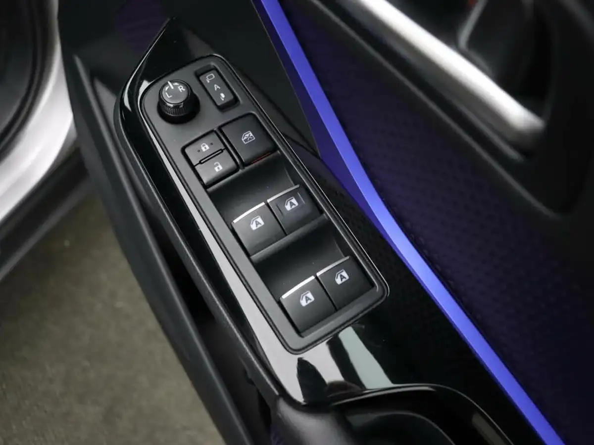 2018-toyota-c-hr-12-dynamic-awd-cvt-big-22