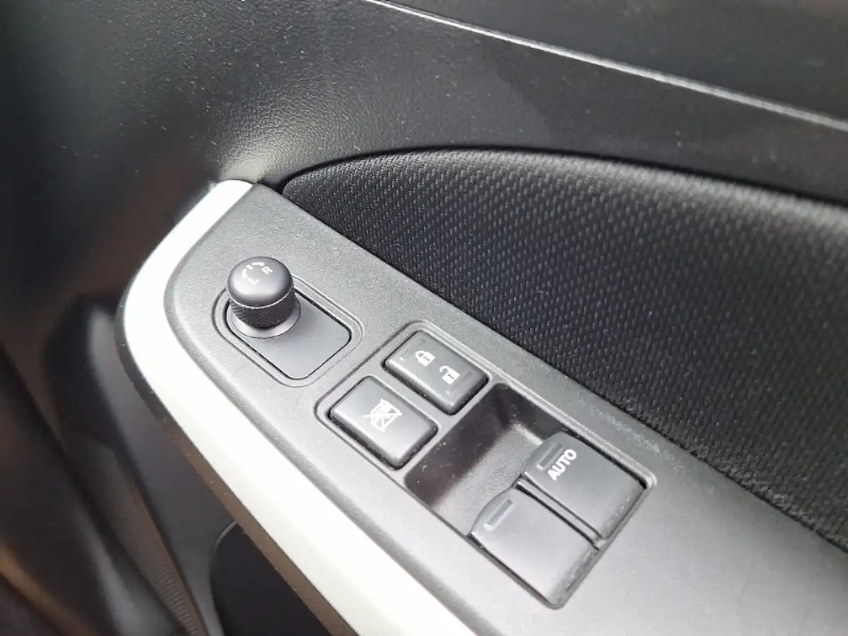 2019-suzuki-swift-12-dualjet-attitude-big-16