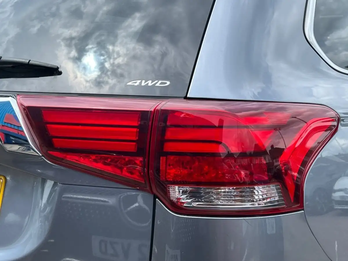2016-mitsubishi-outlander-20-gx4hs-phev-big-29
