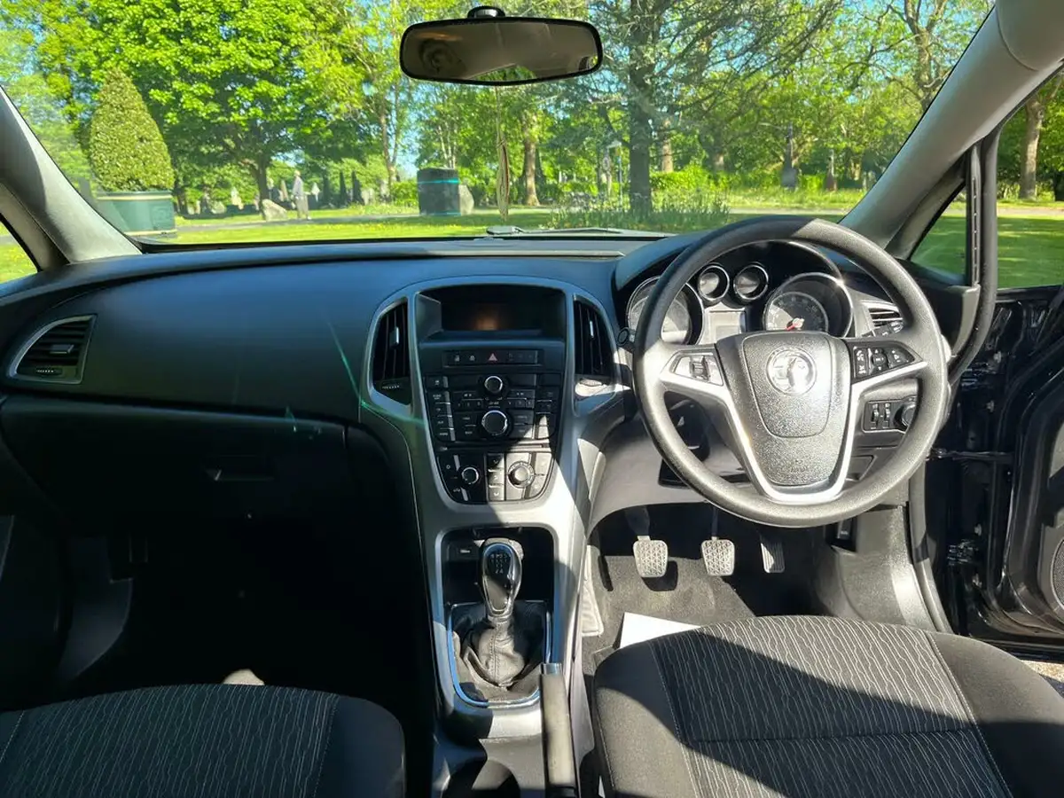 2014-vauxhall-astra-16-design-hatchback-big-9