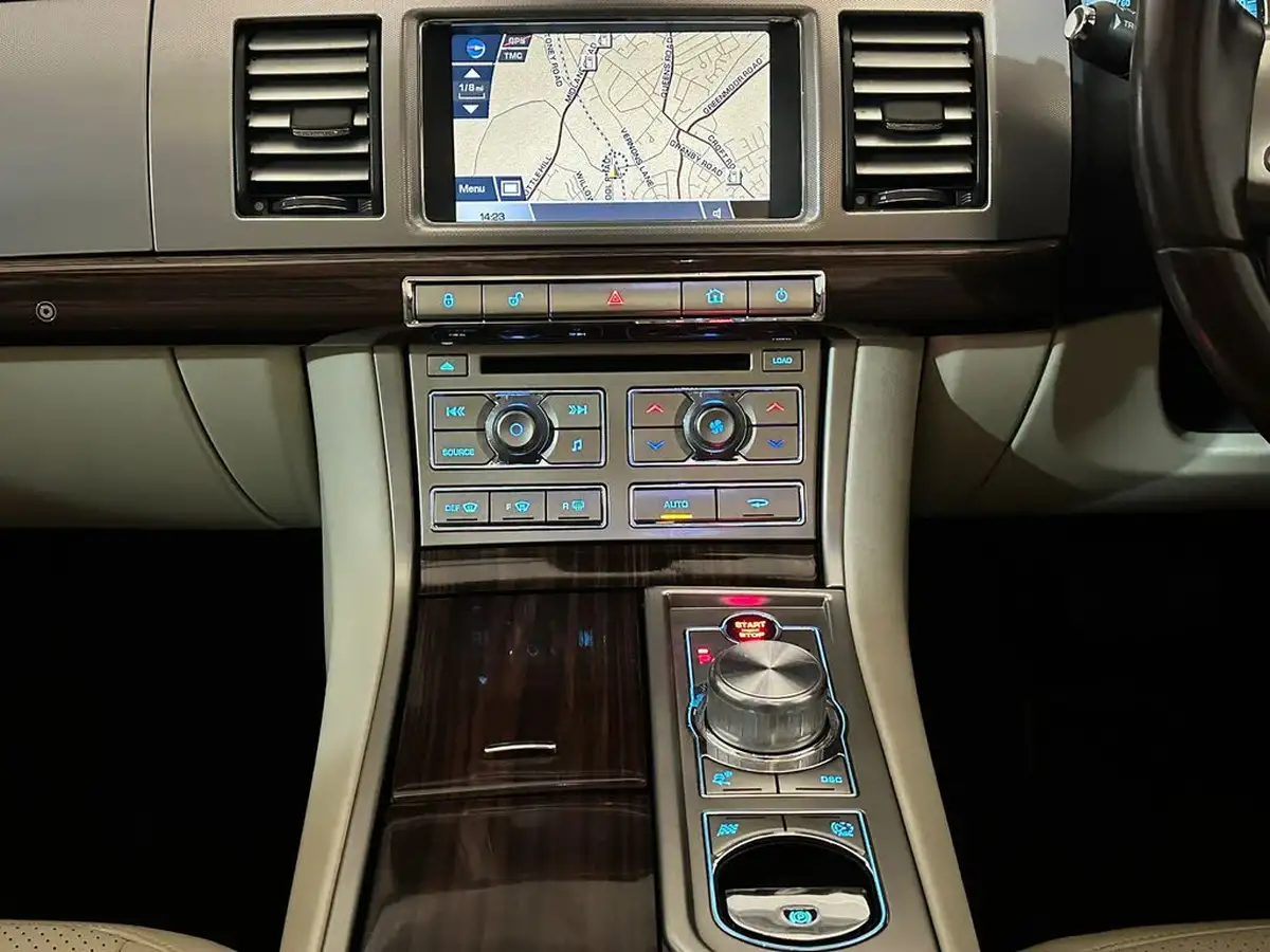 2010-jaguar-xf-30td-portfolio-big-13
