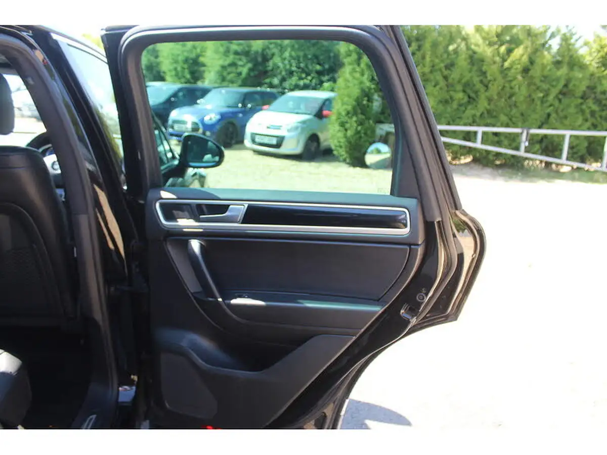 2017-volkswagen-touareg-30tdi-r-line-plus-262ps-ss-2967cc-big-31