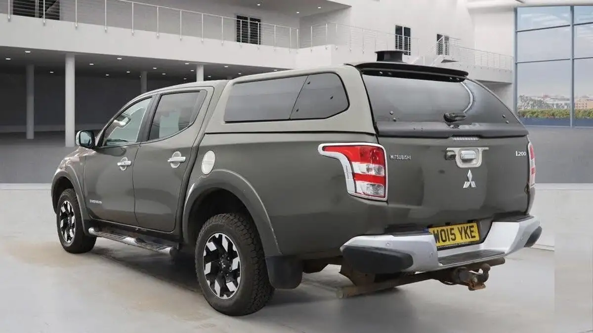 2015-mitsubishi-l200-24di-d-barbarian-auto-big-2