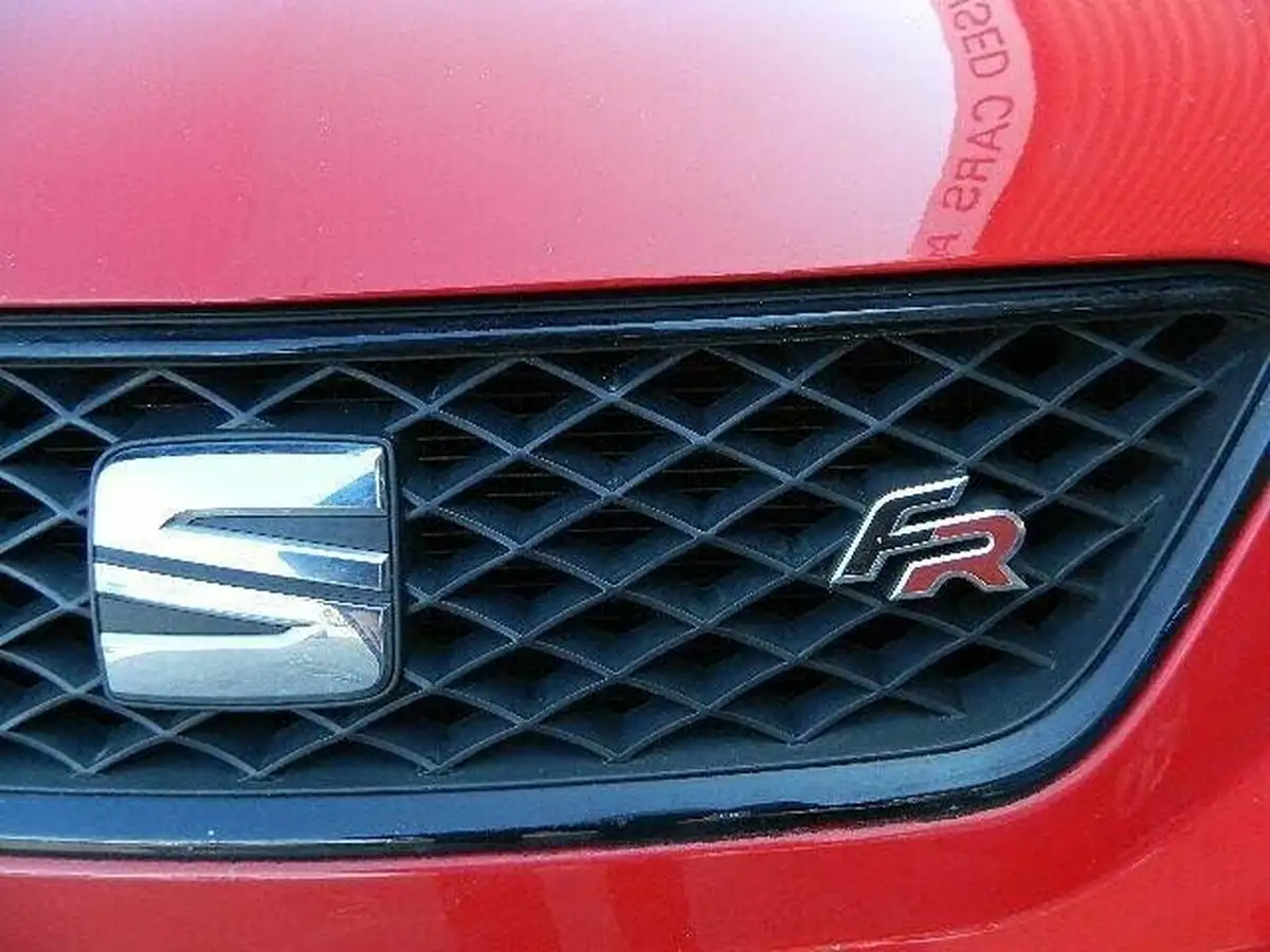 2015-seat-ibiza-12-fr-black-hatchback-5d-big-33