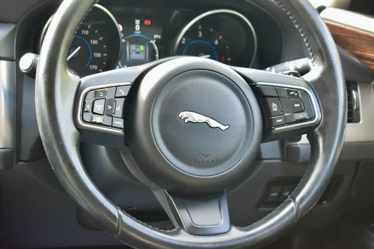2016-jaguar-xf-20td-portfolio-180ps-auto-big-37