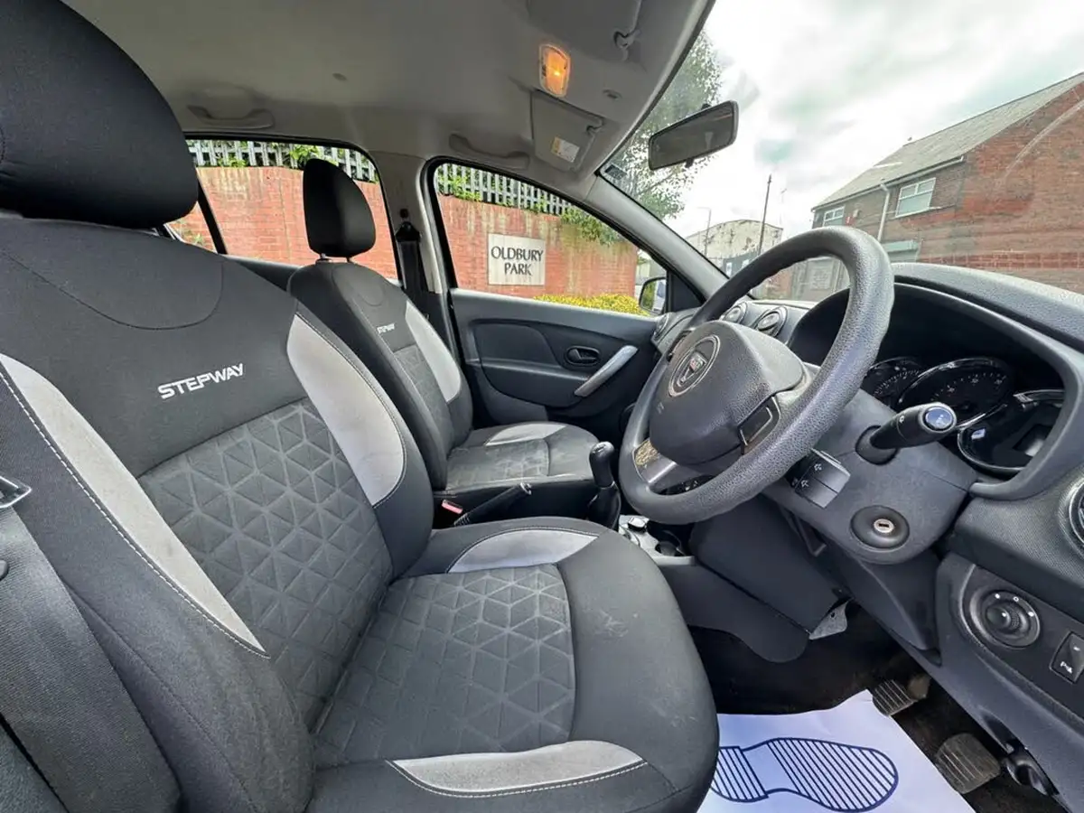 2015-dacia-sandero-stepway-09-laureate-big-13
