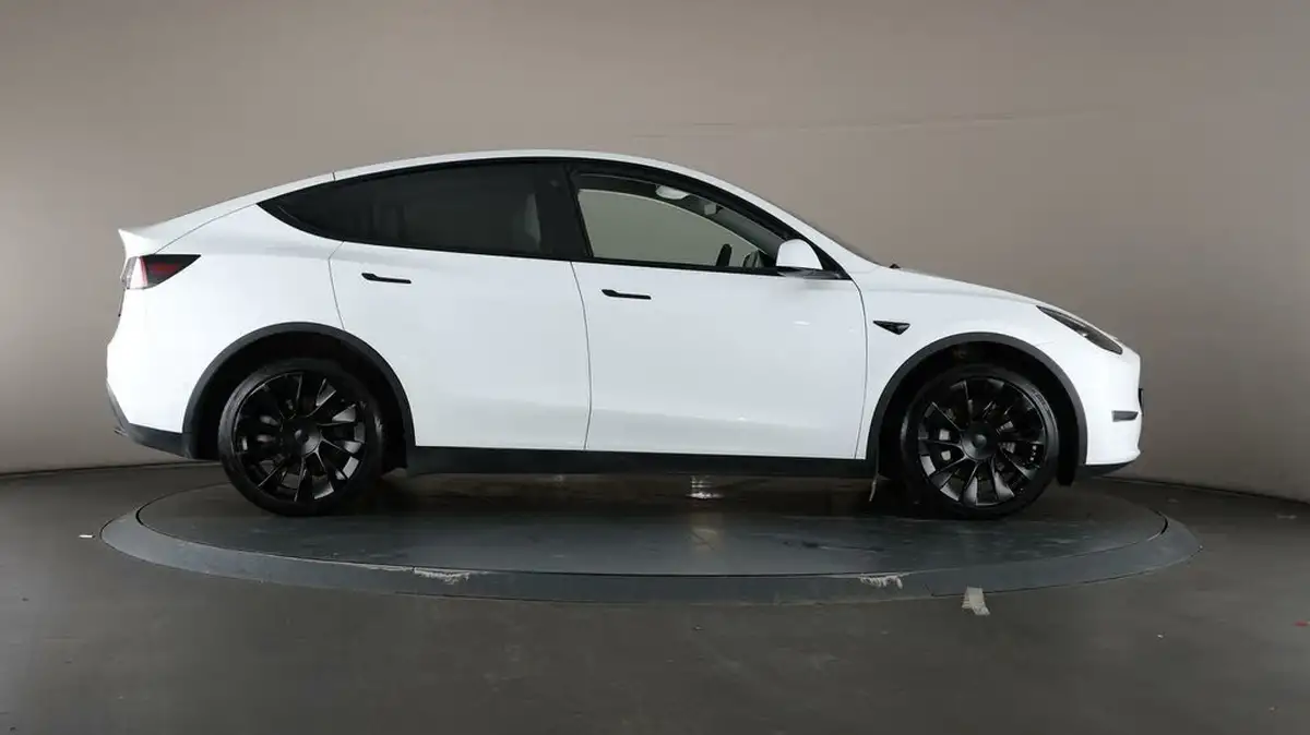 2022-tesla-model-y-e-long-range-big-60