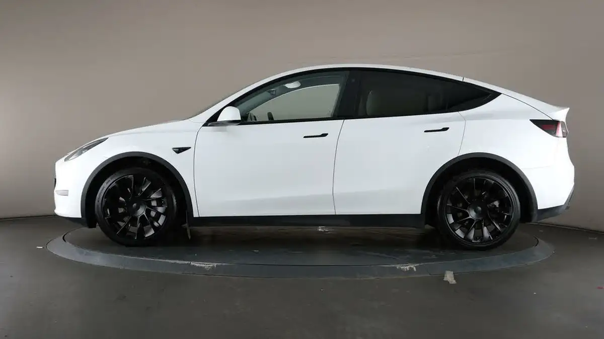 2022-tesla-model-y-e-long-range-big-36