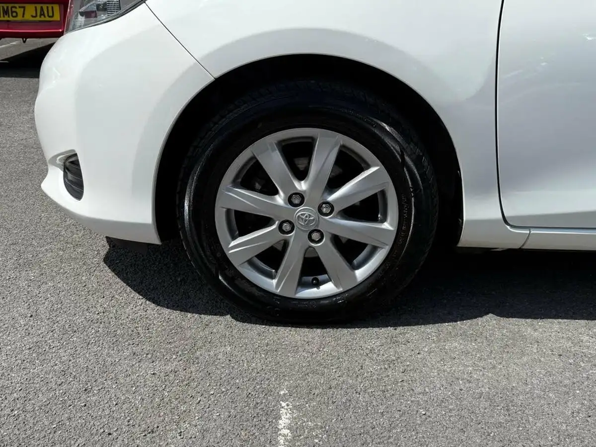 2012-toyota-yaris-133-tr-vvt-i-5d-big-14