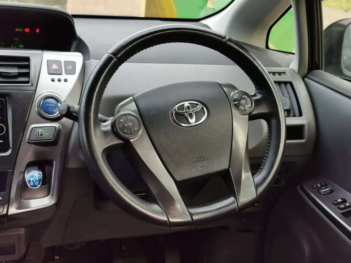 2013-toyota-prius-big-26
