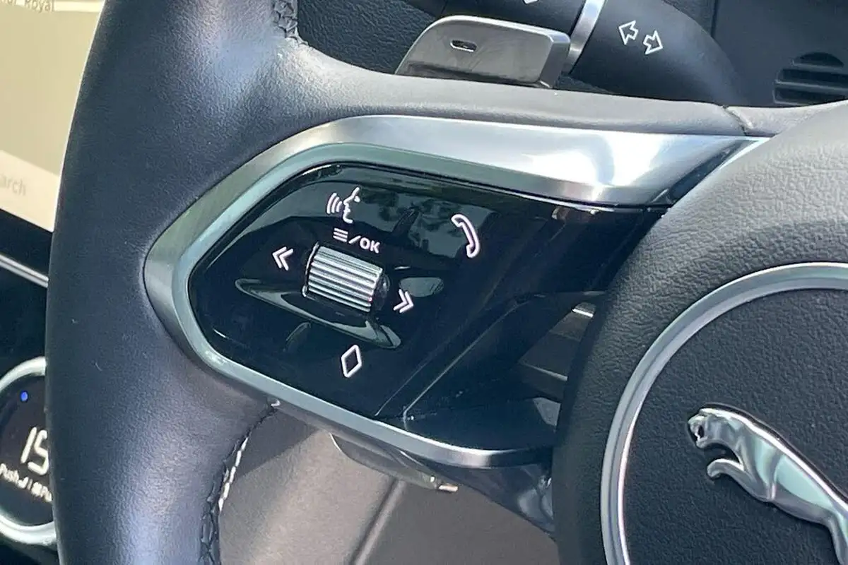 2023-jaguar-f-pace-20-d200-r-dynamic-se-black-big-47
