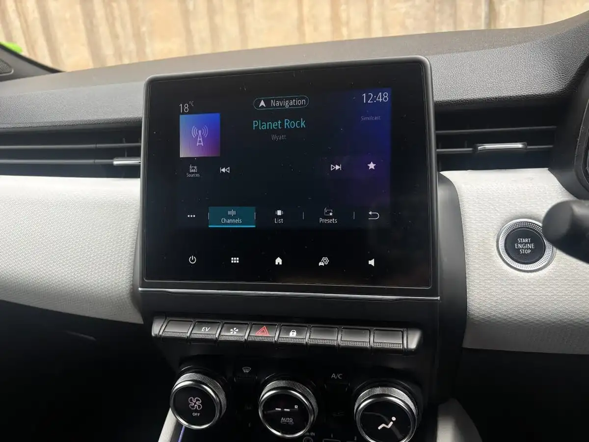 2022-renault-clio-16-techno-big-32