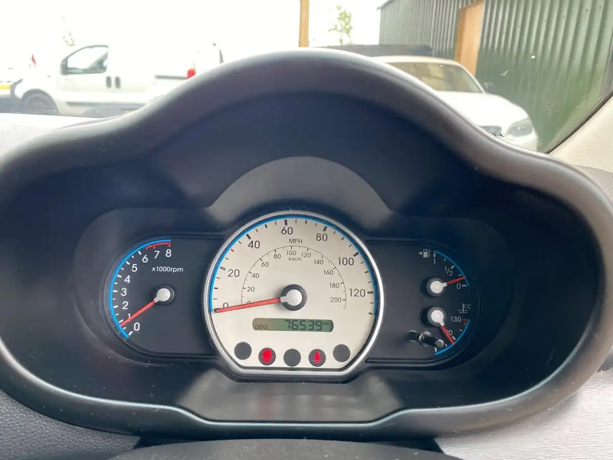 2010-hyundai-i10-12-style-big-12