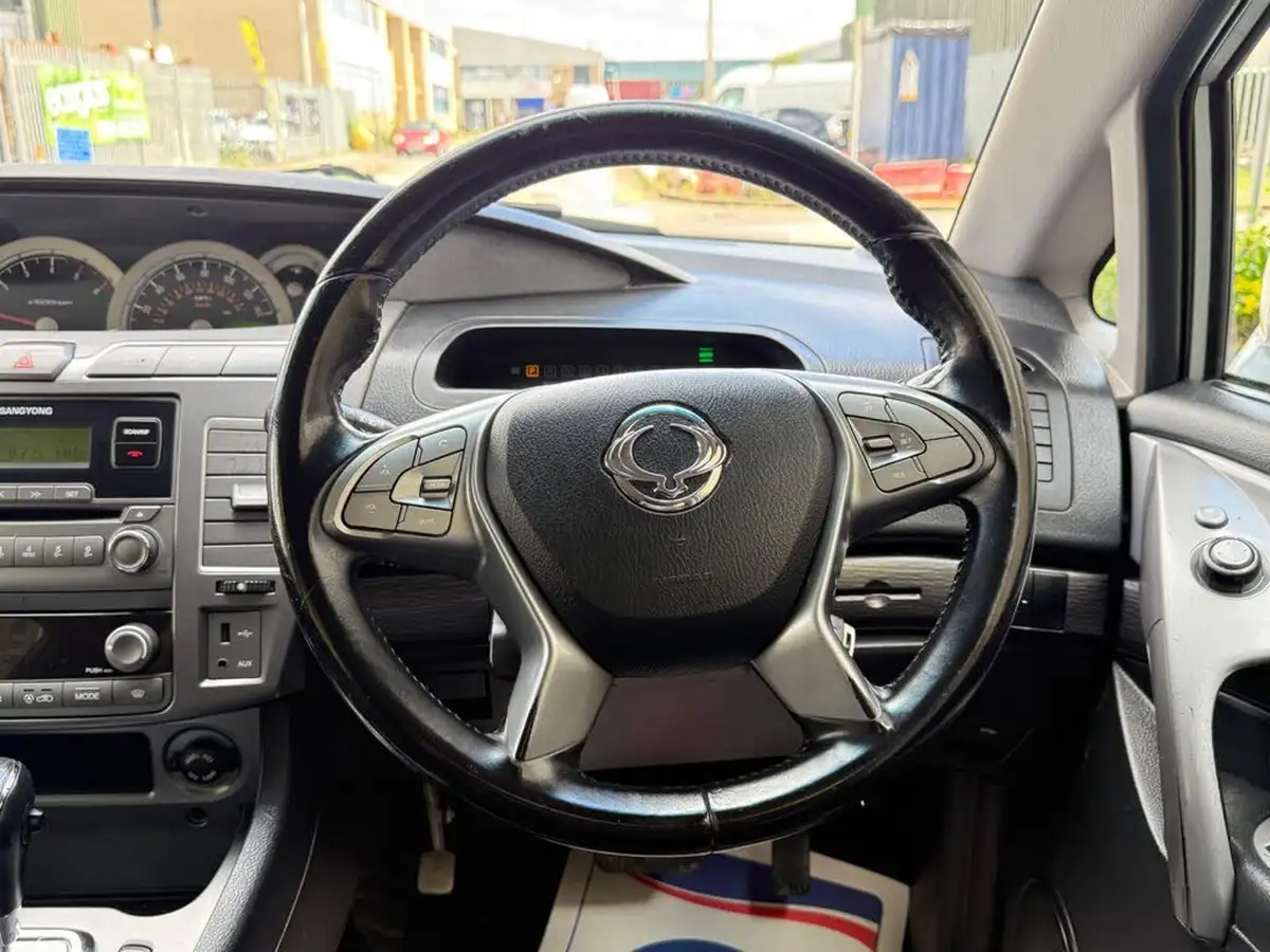2018-kgm-ssangyong-turismo-22td-ex-auto-big-31