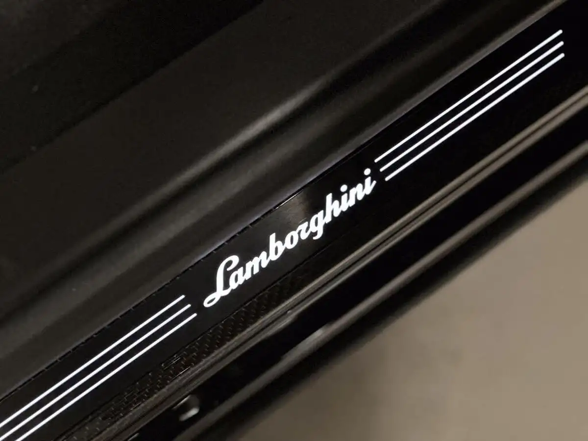 2023-lamborghini-urus-40-no-trim-big-30