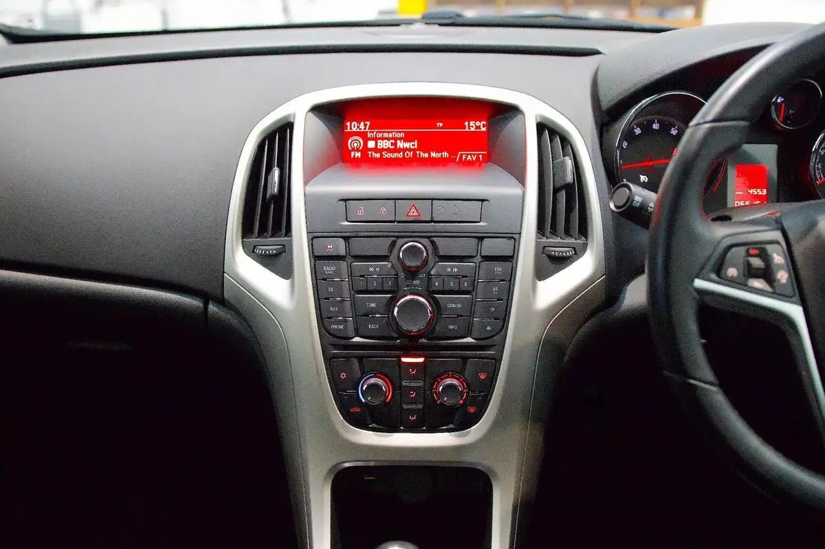 2013-vauxhall-astra-14-energy-big-19