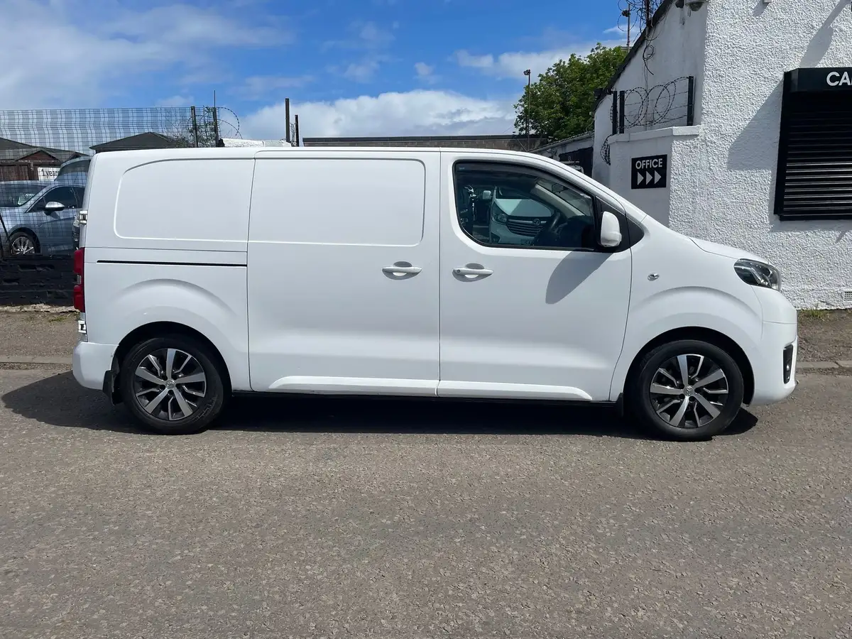 2017-toyota-proace-16d-comfort-compact-big-2